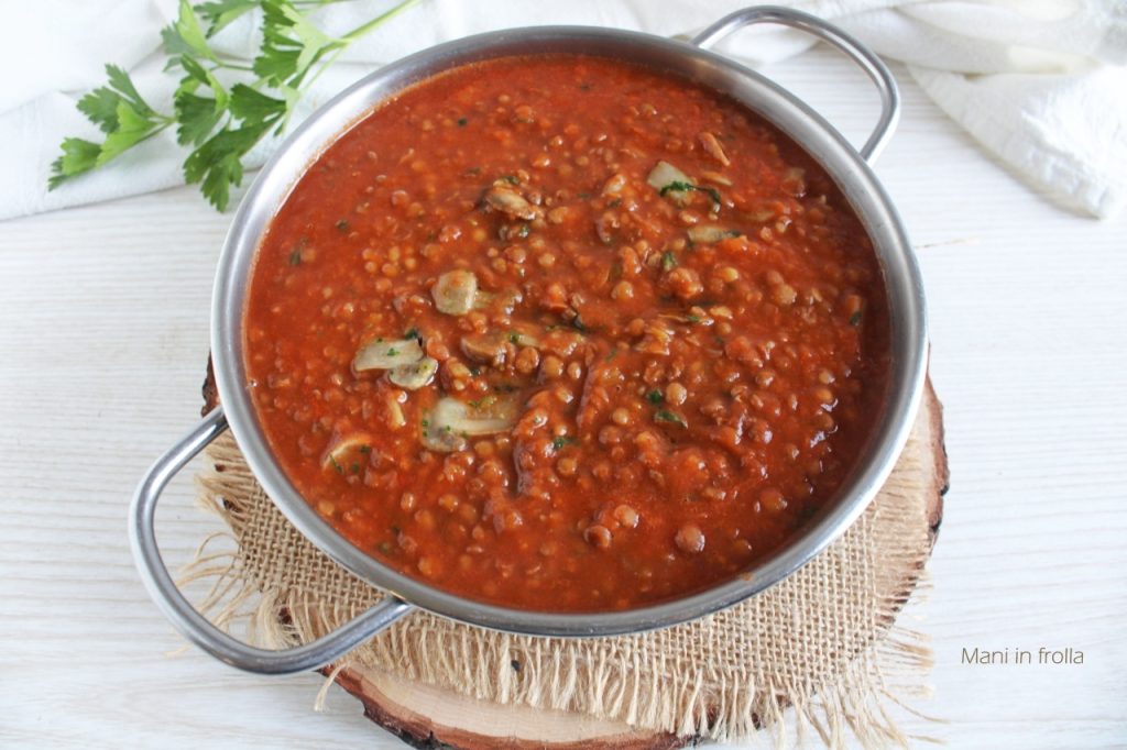 Rustikale Suppe mit Linsen und Champignons