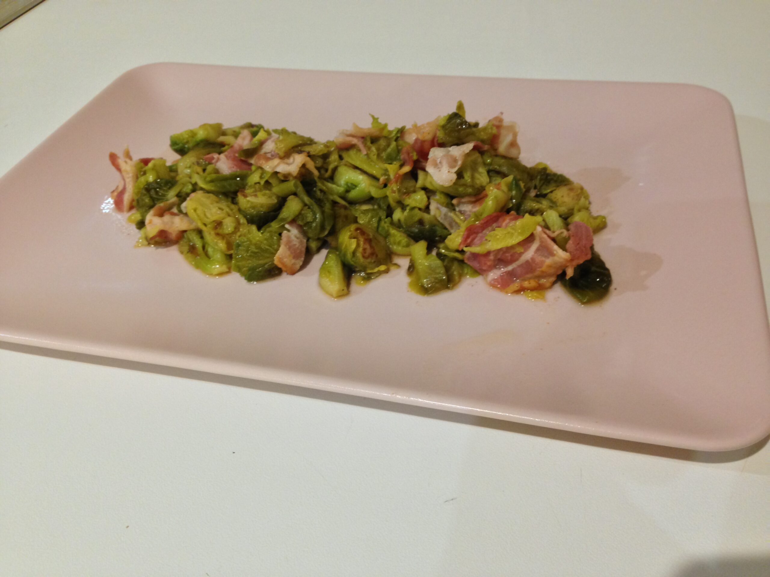 Rosenkohl mit Speck, Paprika und Apfelessig