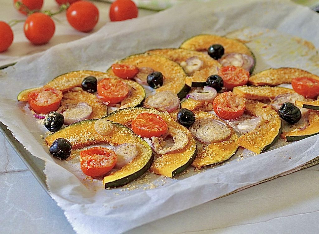 Wie man mediterran gratinierte und würzige Kürbisse macht