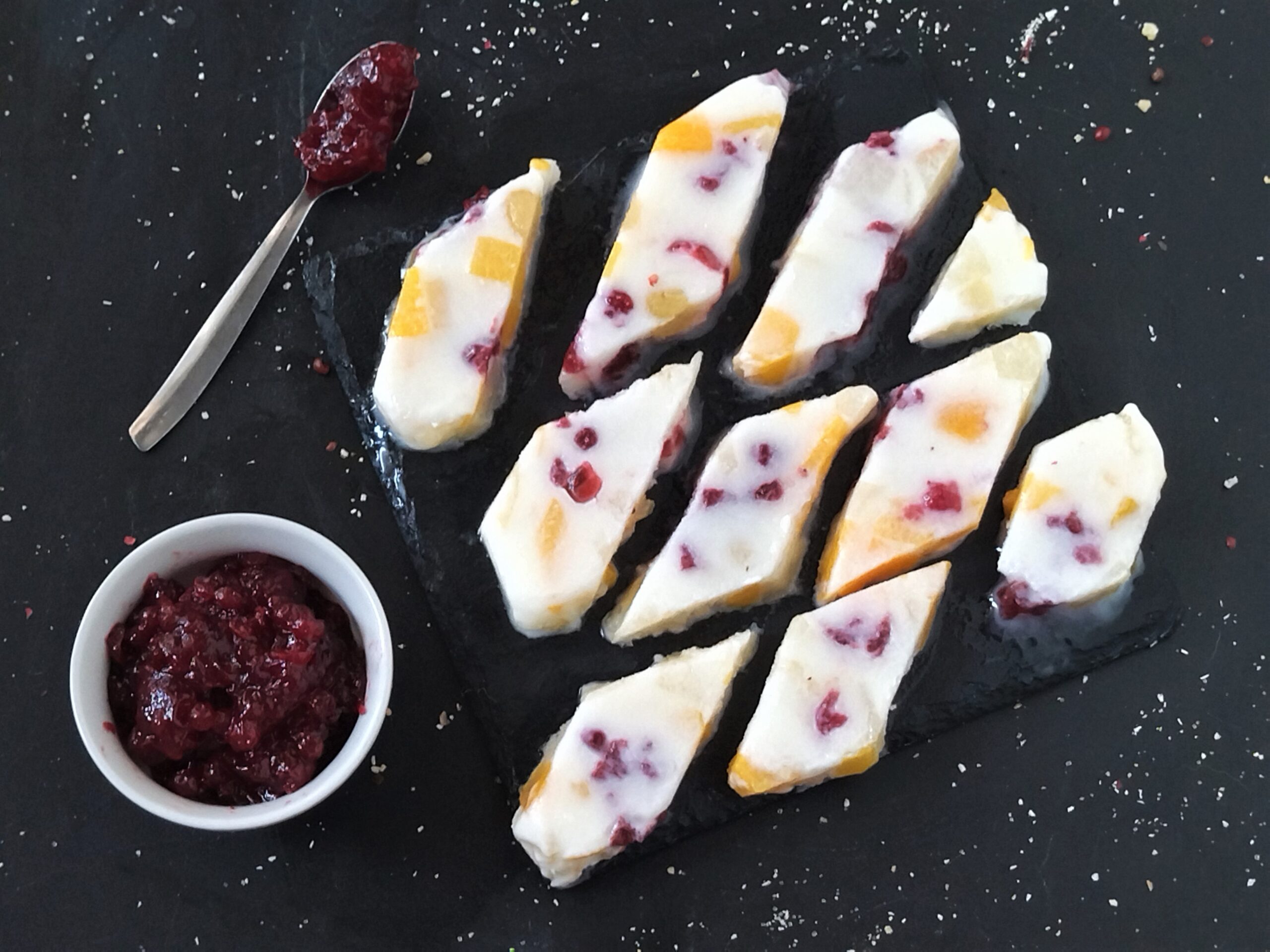 Joghurt-Riegel mit eingelegtem Obst