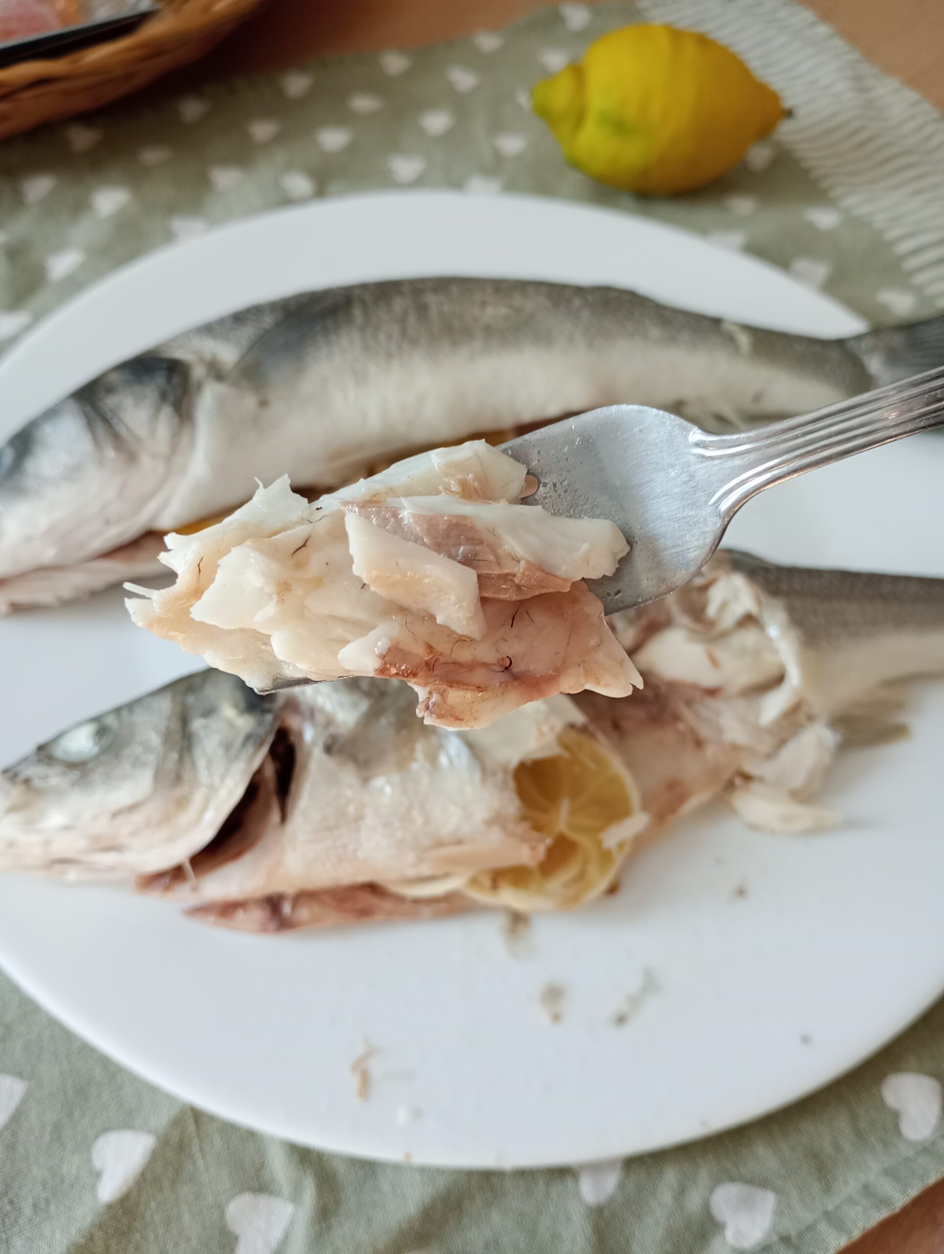 Wolfsbarsch mit Zitrone in der Pfanne gebraten