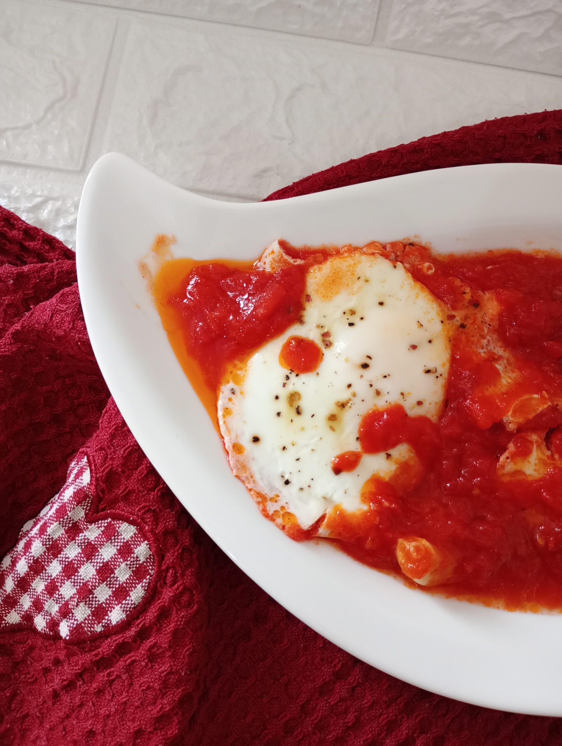 Eier in Tomatensauce