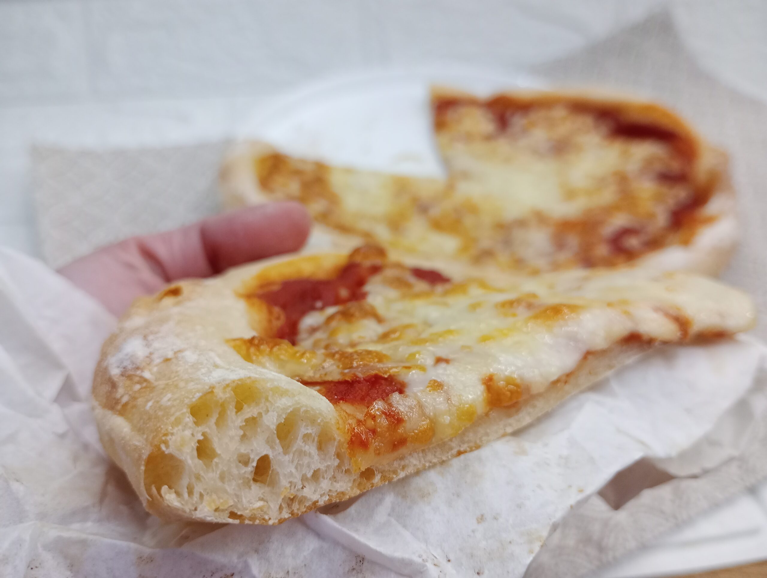 Pizza auf dem Teller