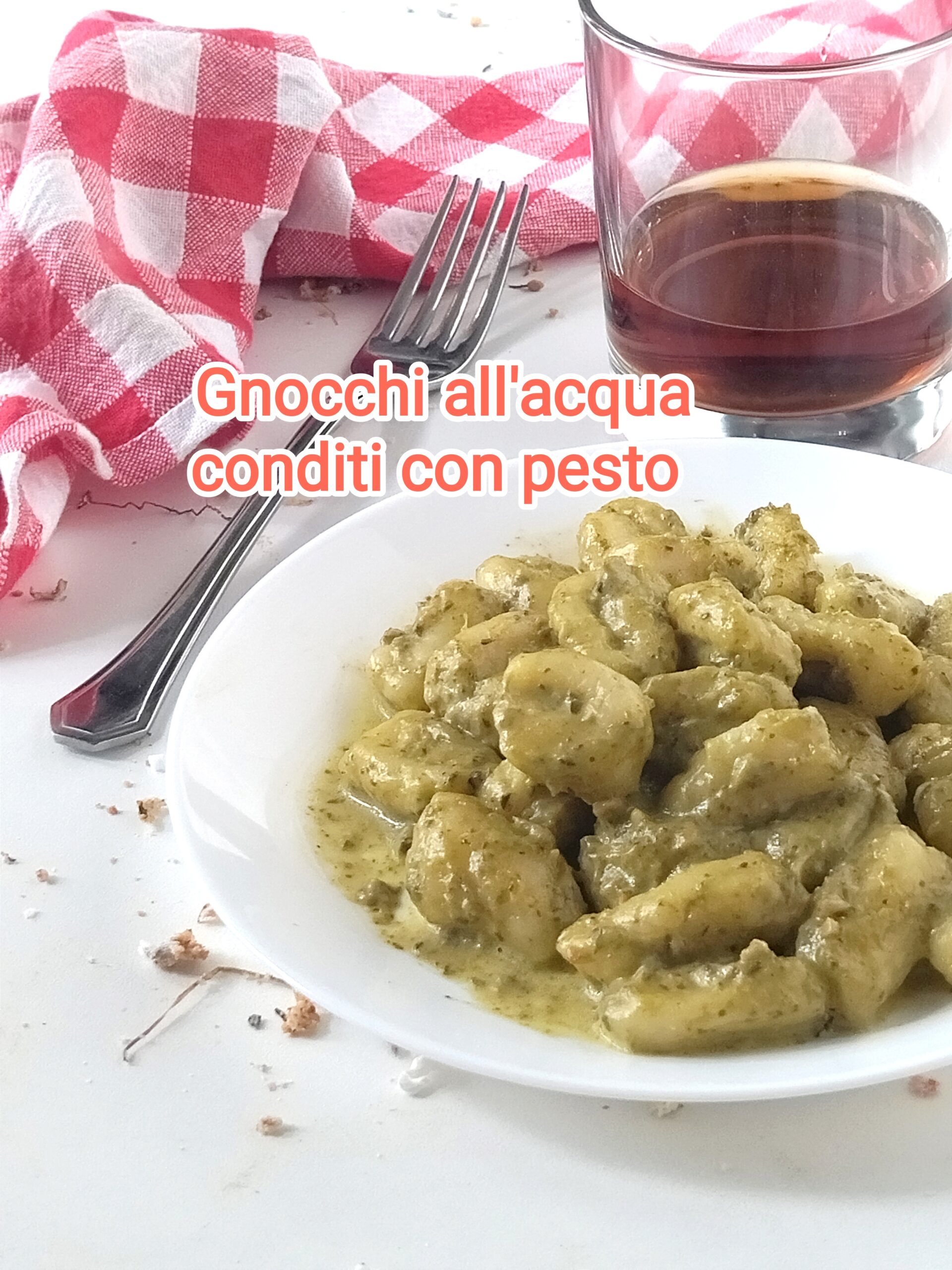 Gnocchi aus Wasser mit Pesto gewürzt