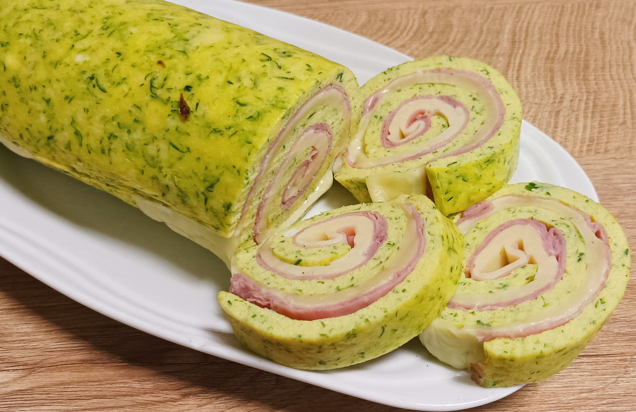 Omeletterolle mit gefüllten Zucchini