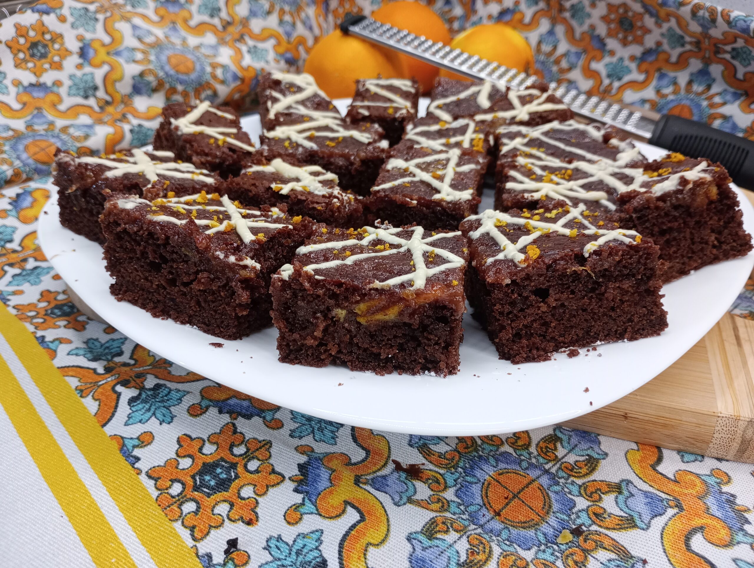 Weicher Kuchen mit Kakao und Orange