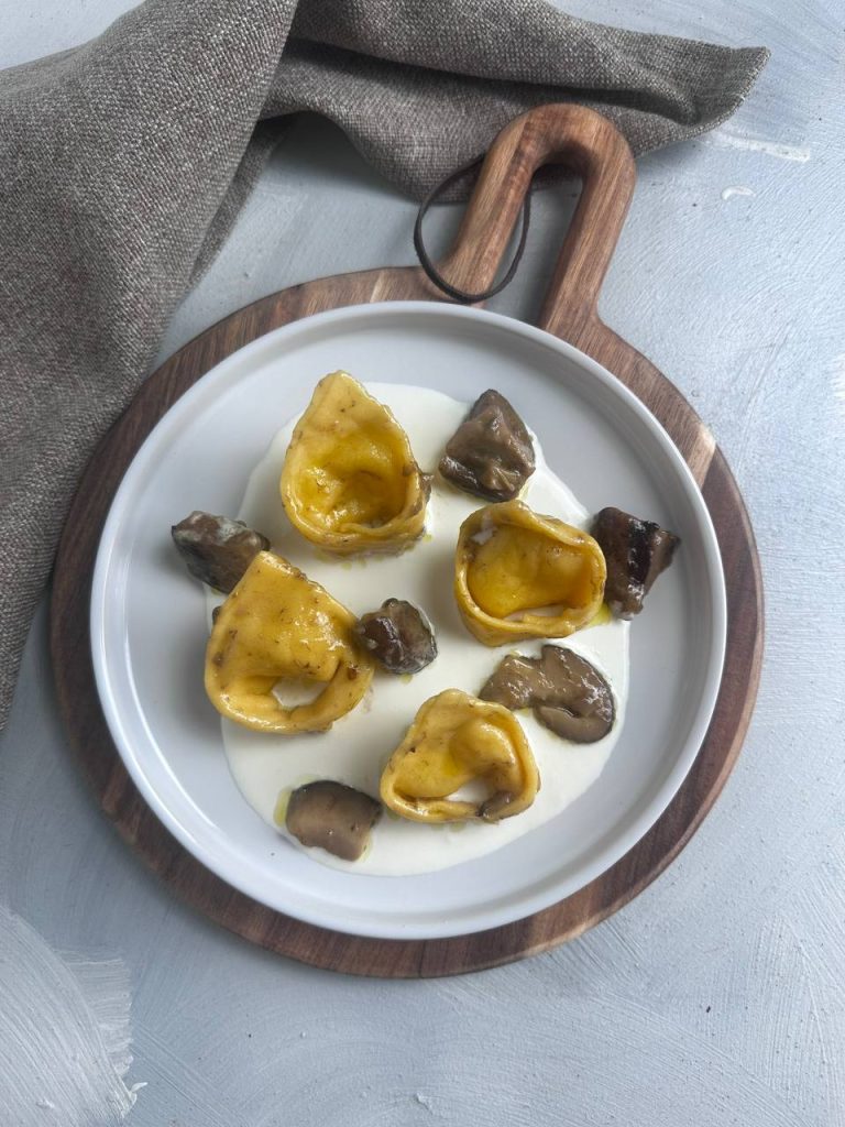 Kartoffeltortelli auf Burratacreme