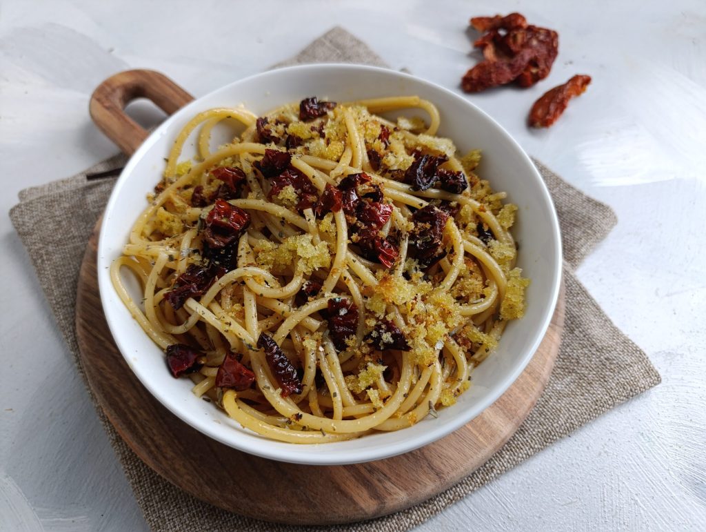 Spaghetti mit Brot und getrockneten Tomaten