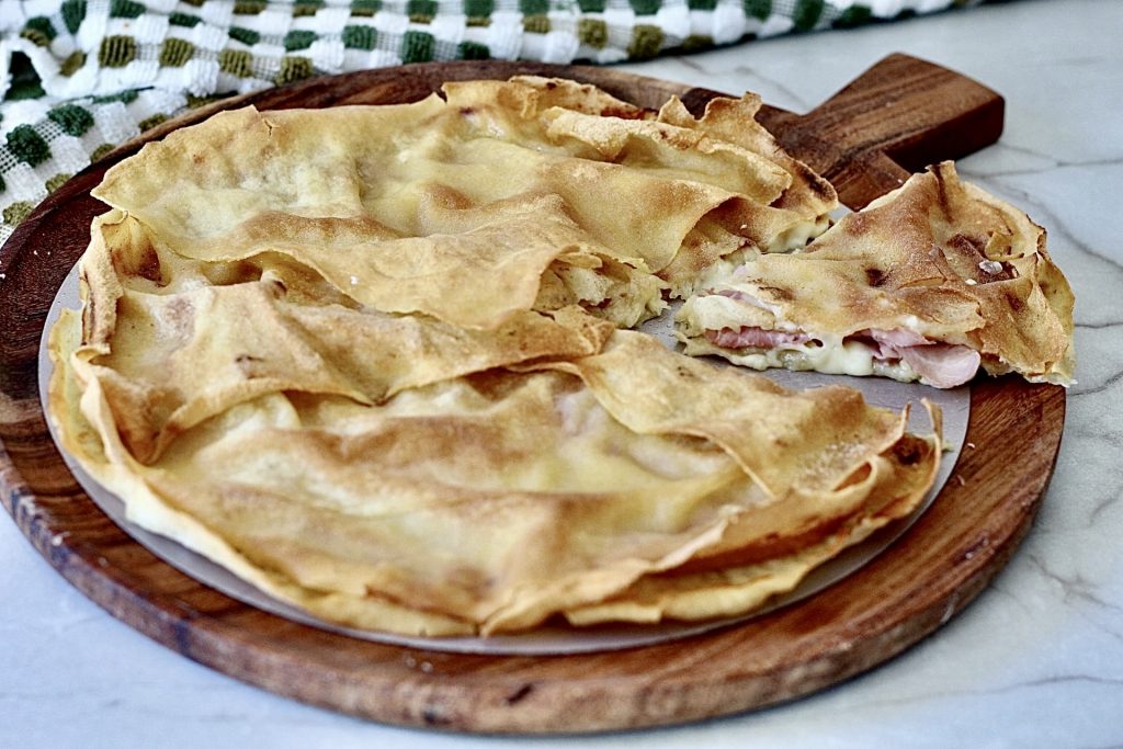 Gefälschte gefüllte Focaccia mit Pane Carasau