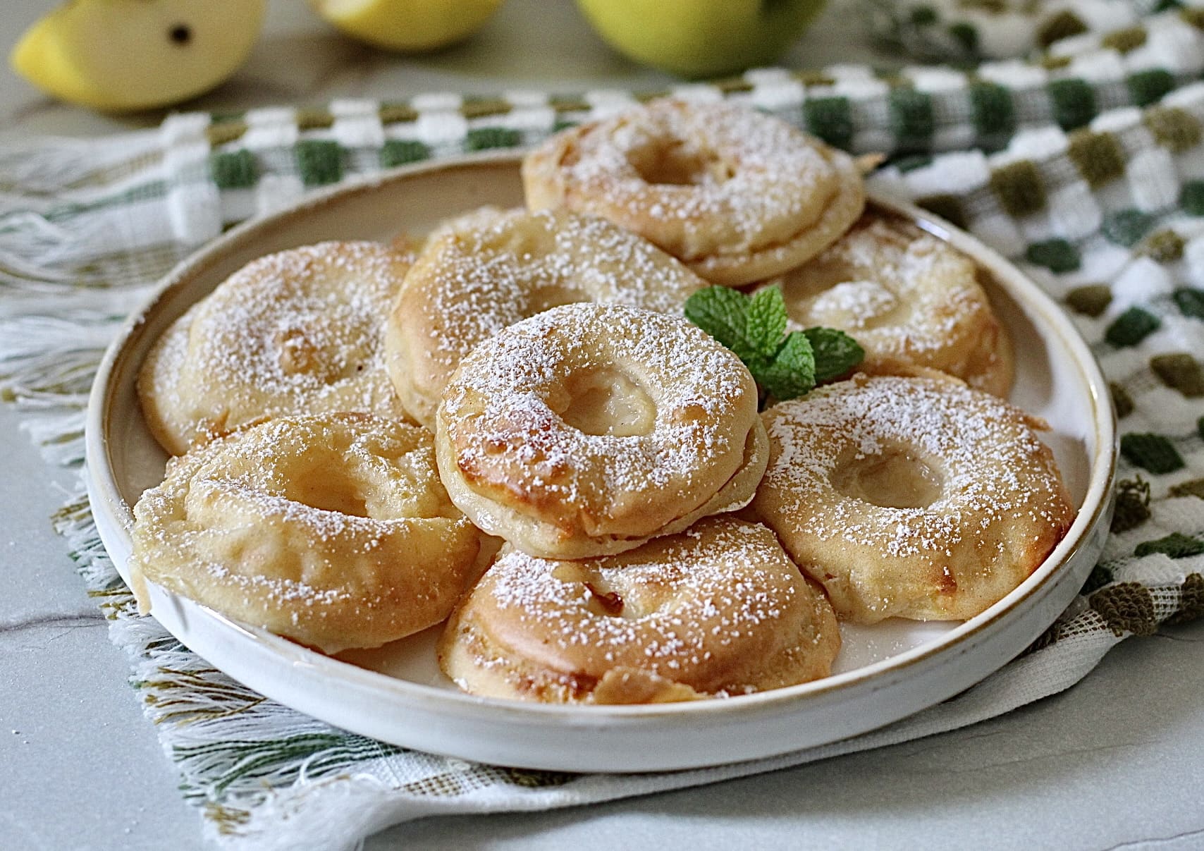 Rezept für leichte Apfelpfannkuchen, nicht frittiert und ohne Milch.