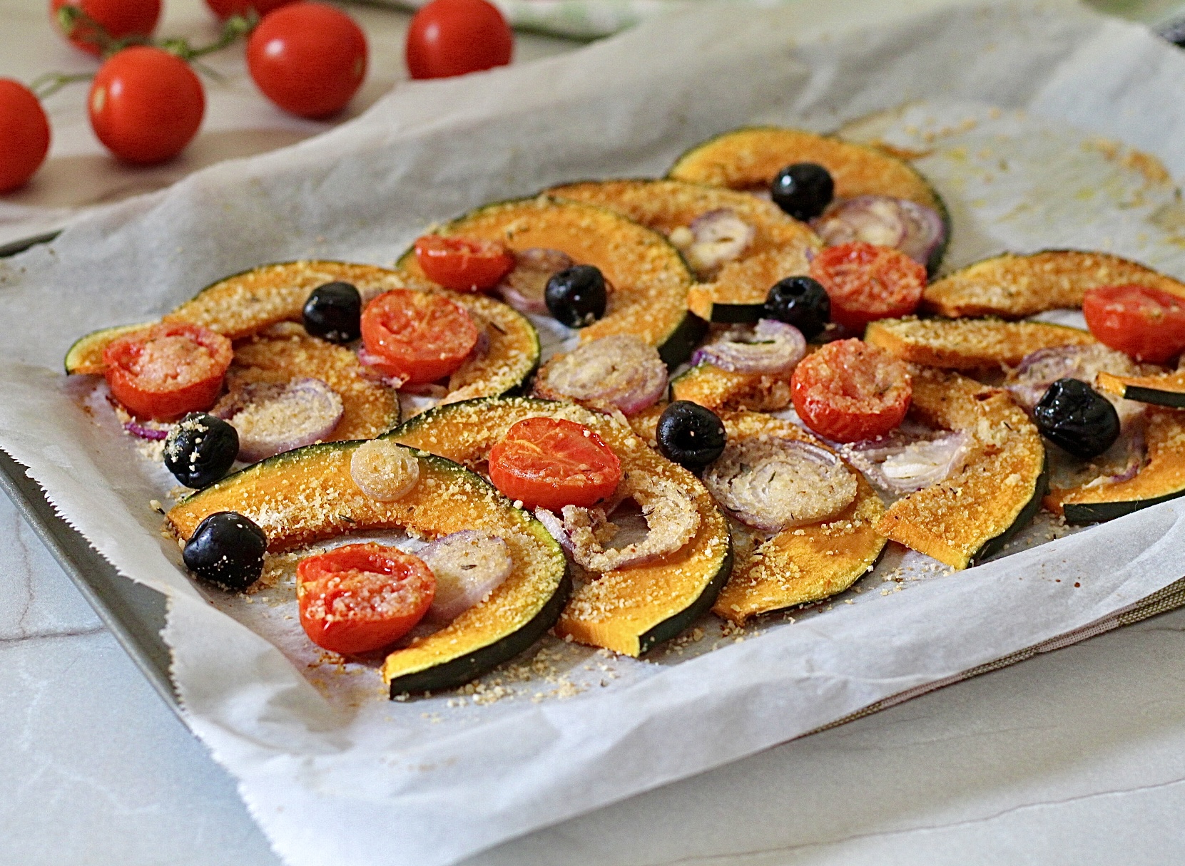 Wie man mediterran gratinierte und würzige Kürbisse macht