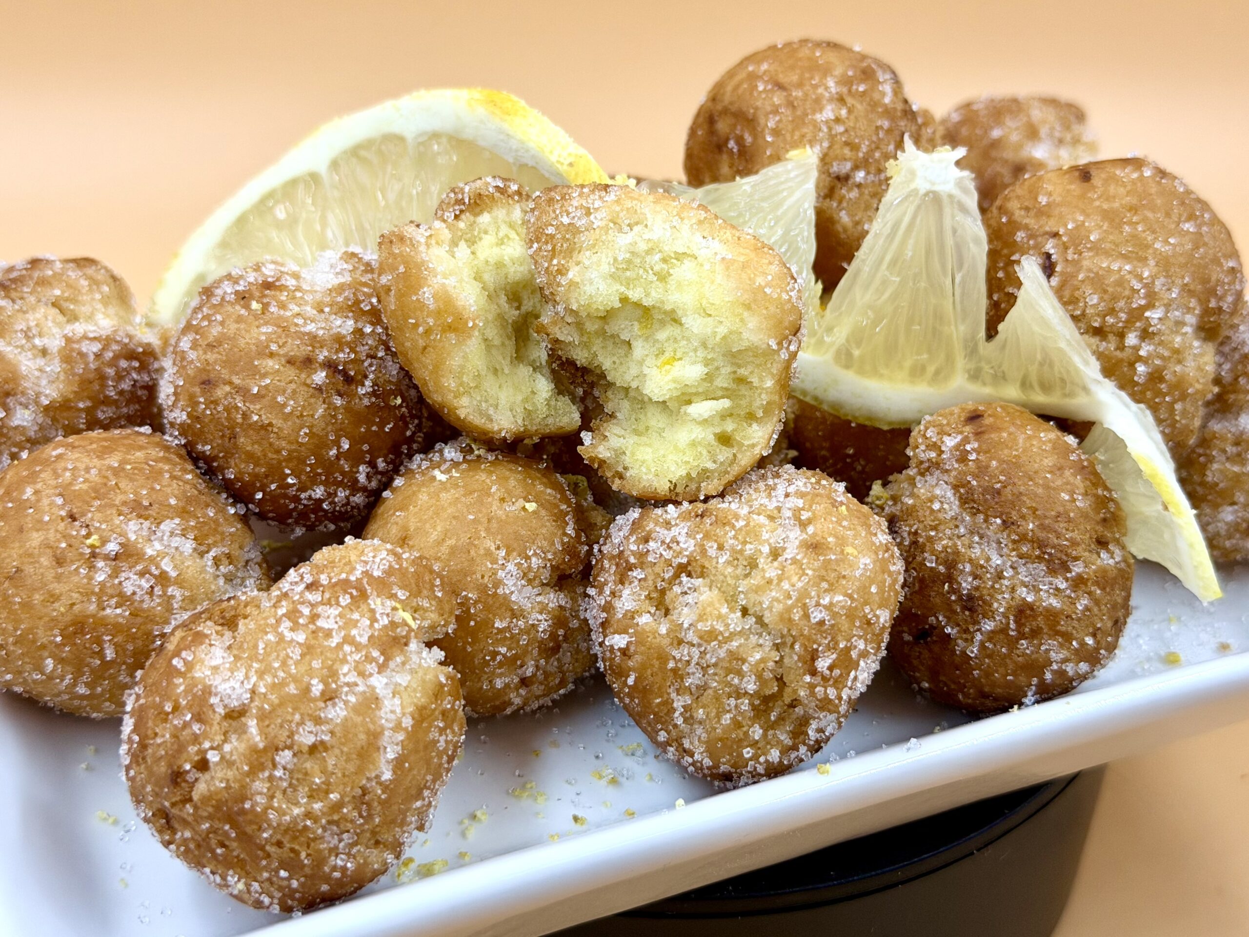 Weiche und duftende Zitronen-Castagnole, perfekt für Karneval