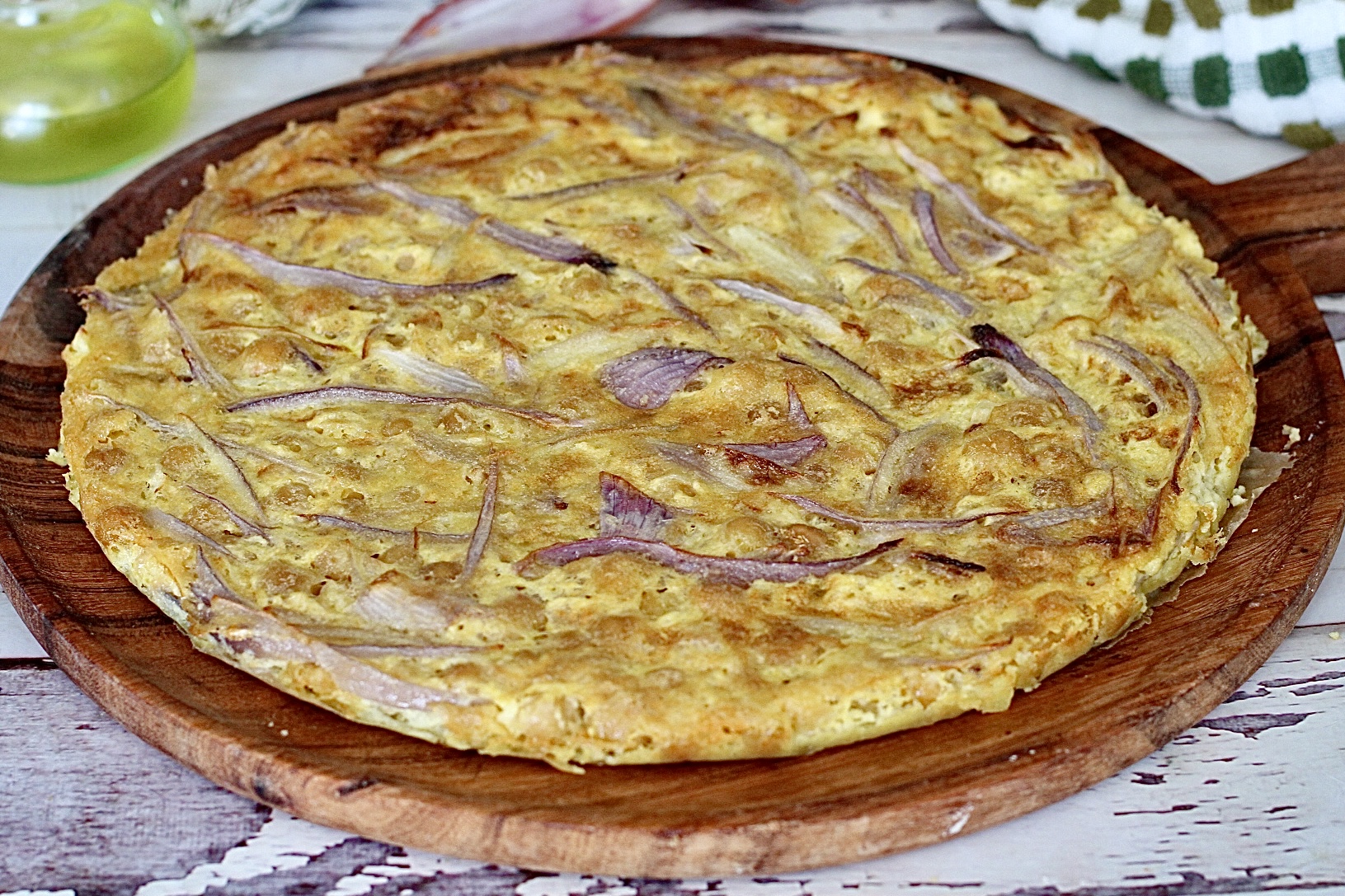 Mit der genuesischen Kichererbsen- und Zwiebel-Farinata mache ich sowohl Snack als auch Abendessen.