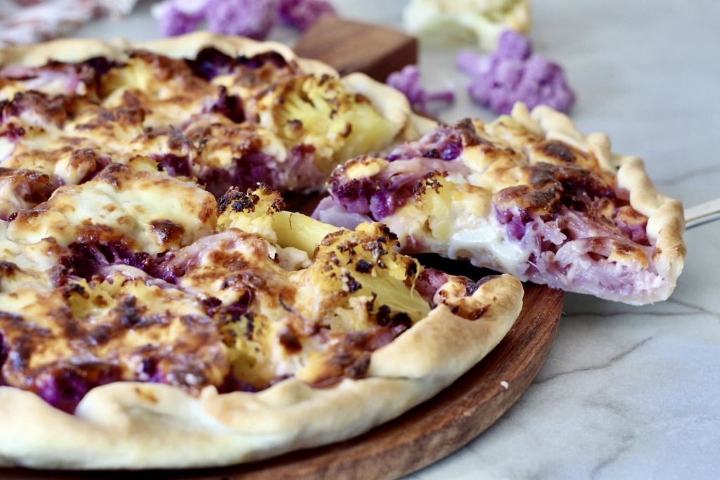 Quiche aus violettem und gelbem Blumenkohl mit cremigem und schmelzendem Herz OHNE EI
