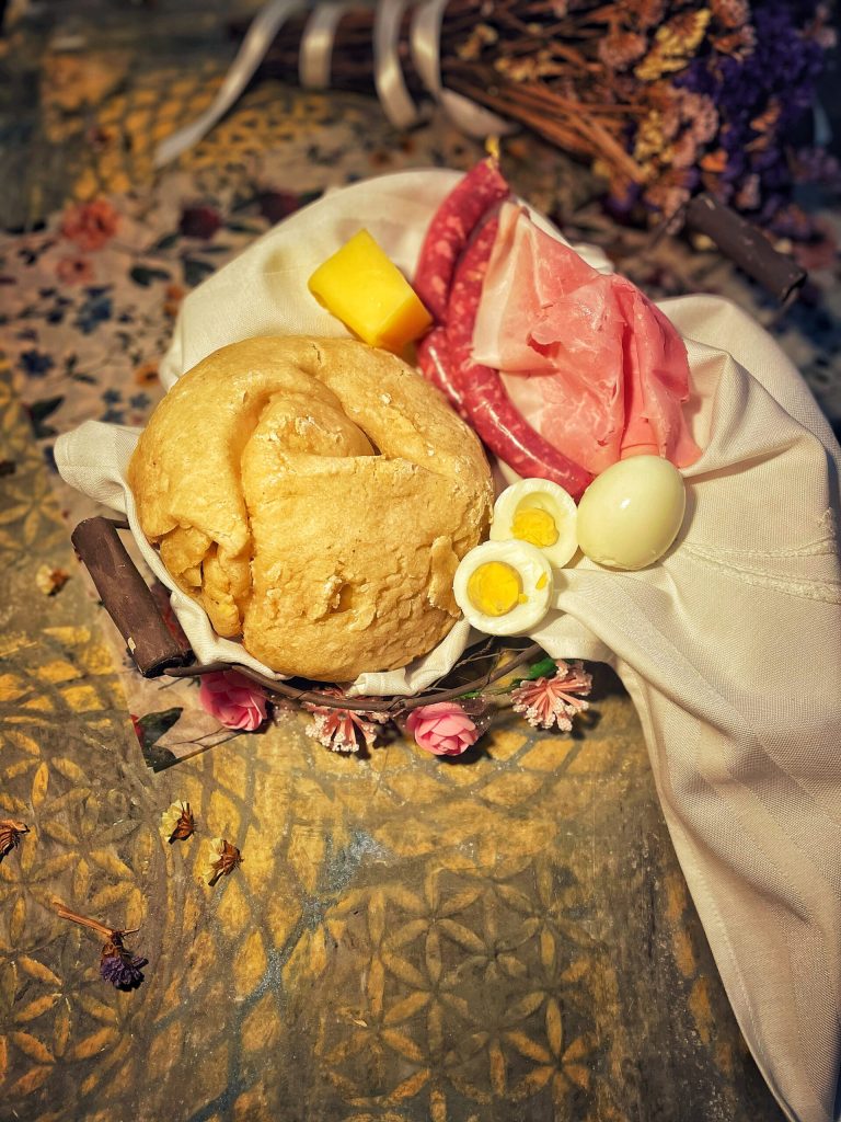 Traditioneller Kärntner Osterkorb für die Fleischweihe: der Reindling liegt auf einer bestickten Leinenserviette zusammen mit Eiern, Wurst, Butter und geräuchertem Schinken.