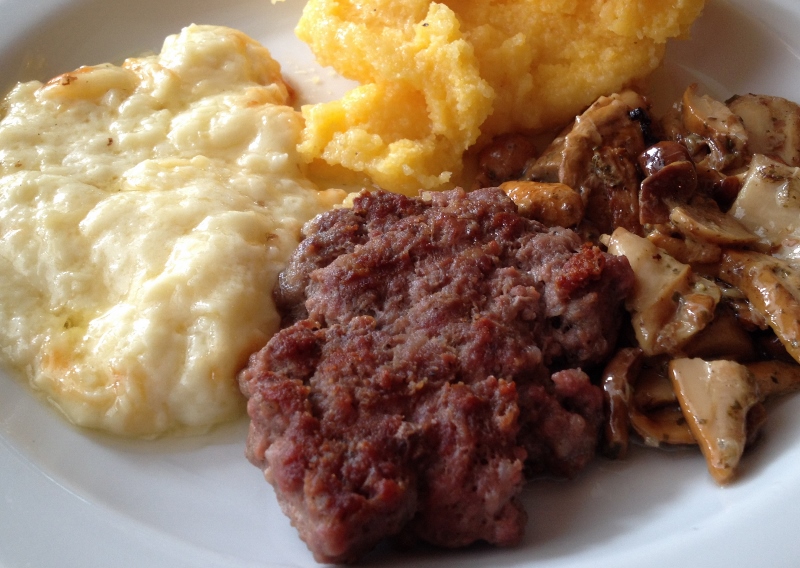 Polenta mit Käse, Fleisch und Pilzen