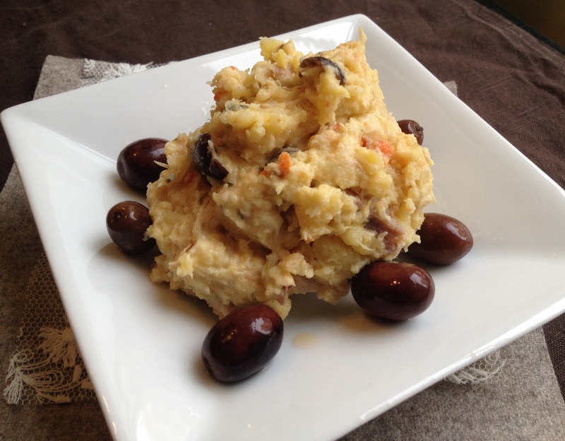 Hühnerauflauf mit Kartoffeln und eingelegtem Gemüse