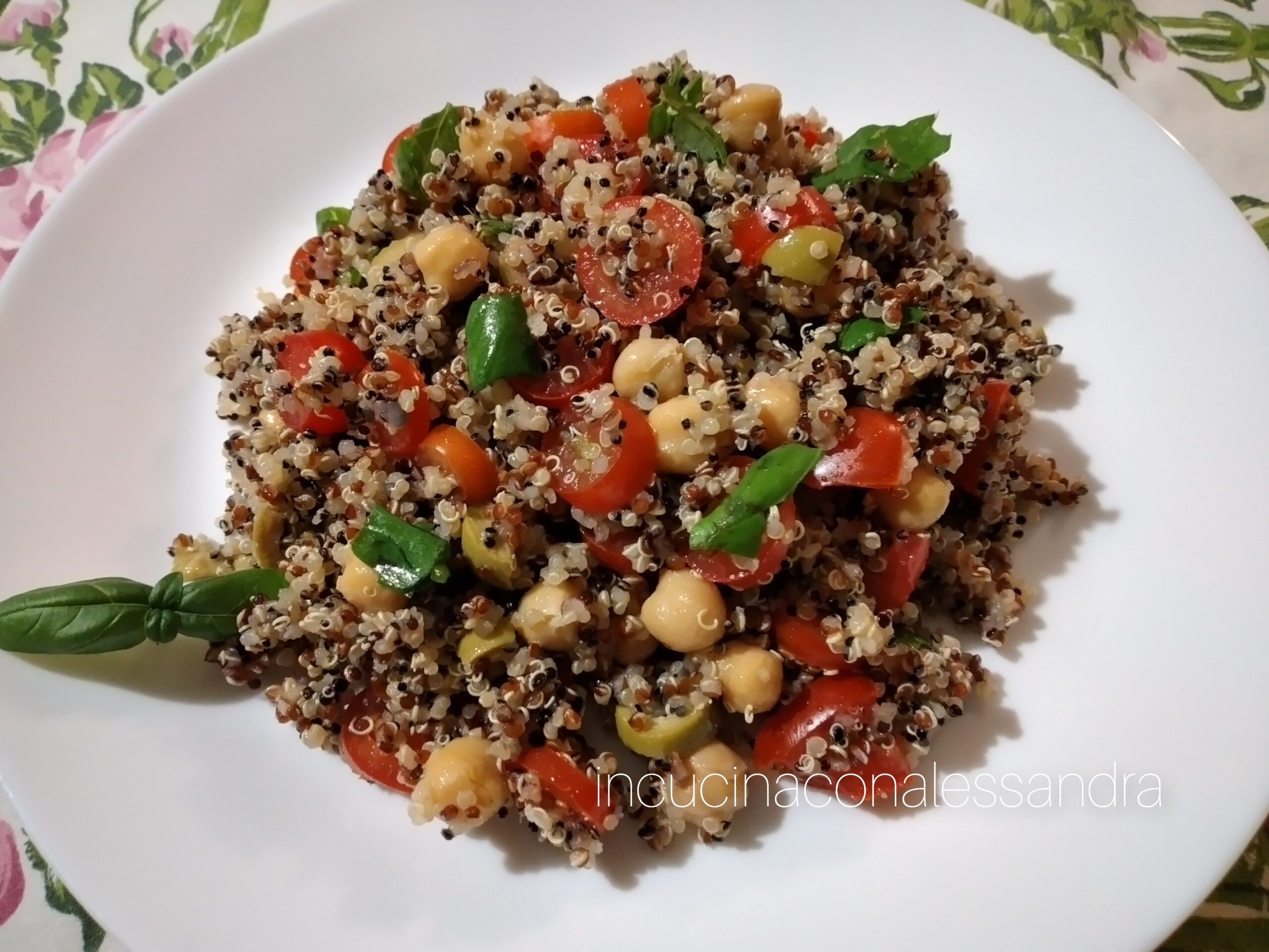 Tris aus Quinoa, Kirschtomaten und Kichererbsen