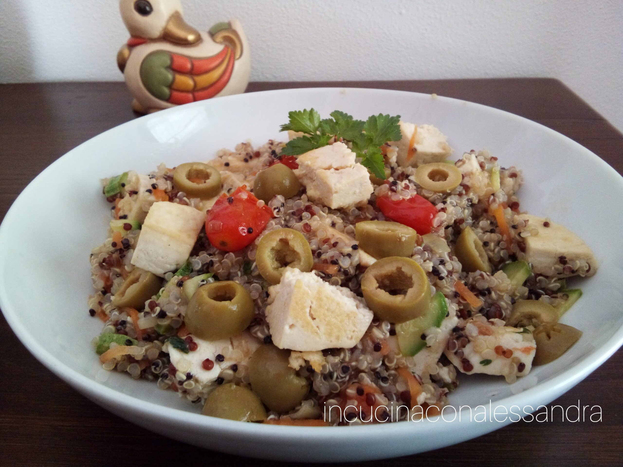 Tris aus Quinoa, Gemüse und gegrilltem Feta