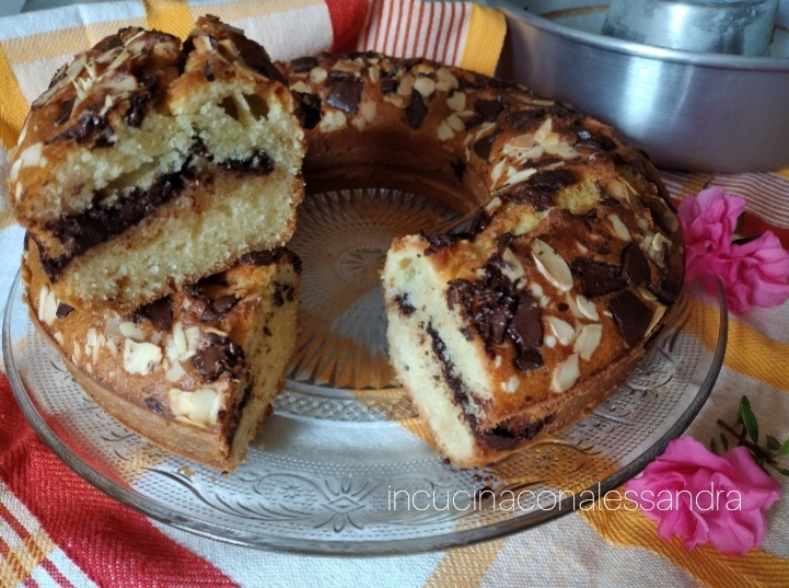 Gugelhupf mit Schokolade und Mandeln