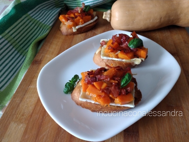 Crostini mit Brie, Kürbis und Speck
