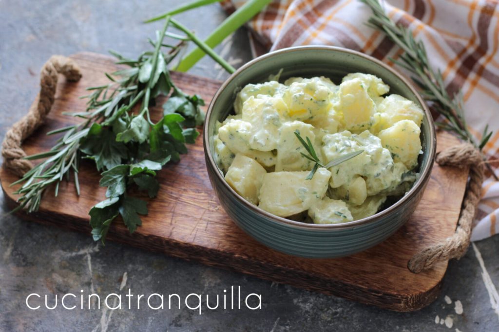 Kartoffelsalat mit Joghurt, Kräutern und Senf