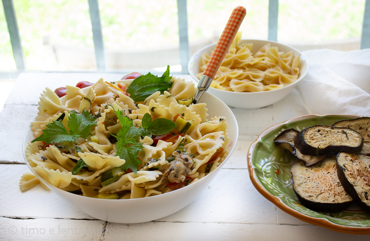 Kalter Nudelsalat mit Auberginen und Zucchini