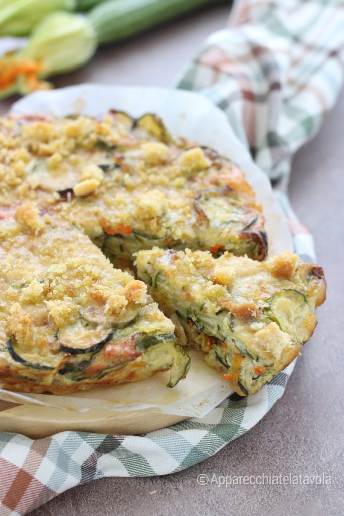 Kuchen mit Zucchini und Blumen