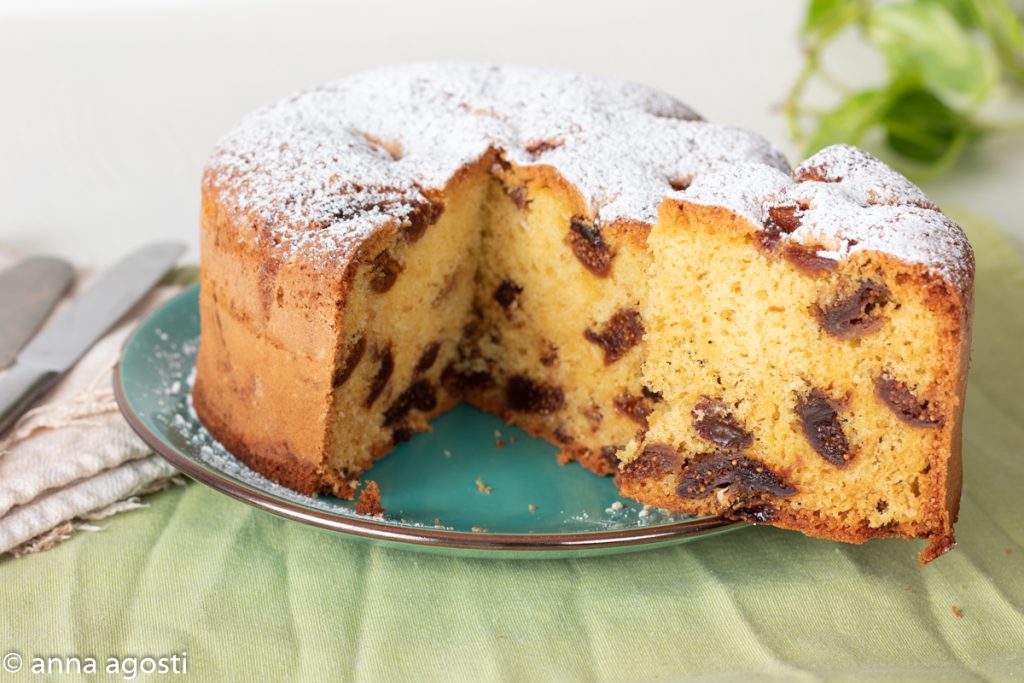 Kuchen mit getrockneten Feigen und Rosinen