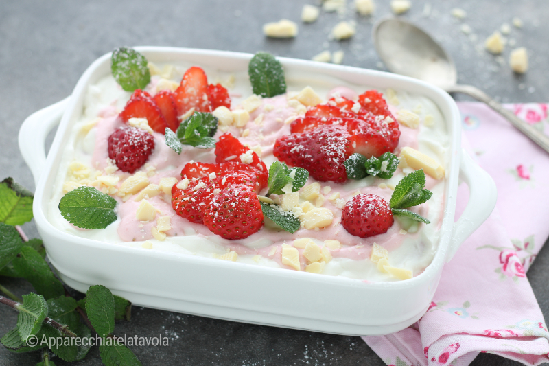 Löffeldessert mit Erdbeeren und Joghurt