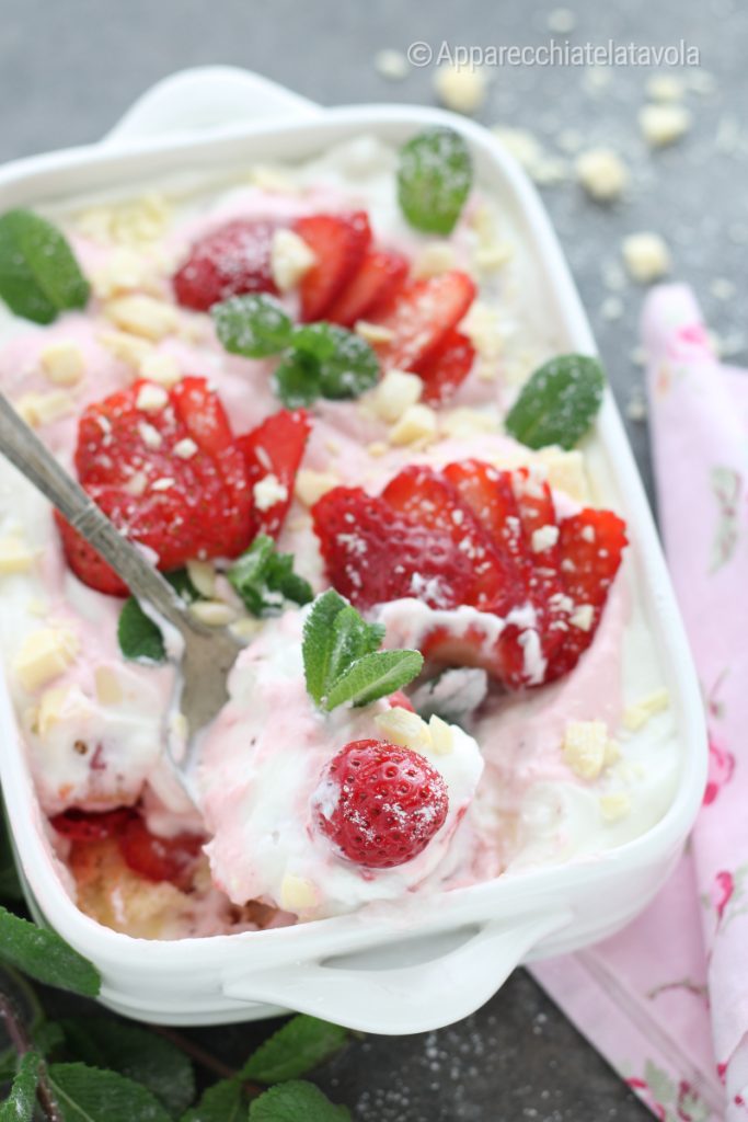 Löffeldessert mit Erdbeeren und Joghurt