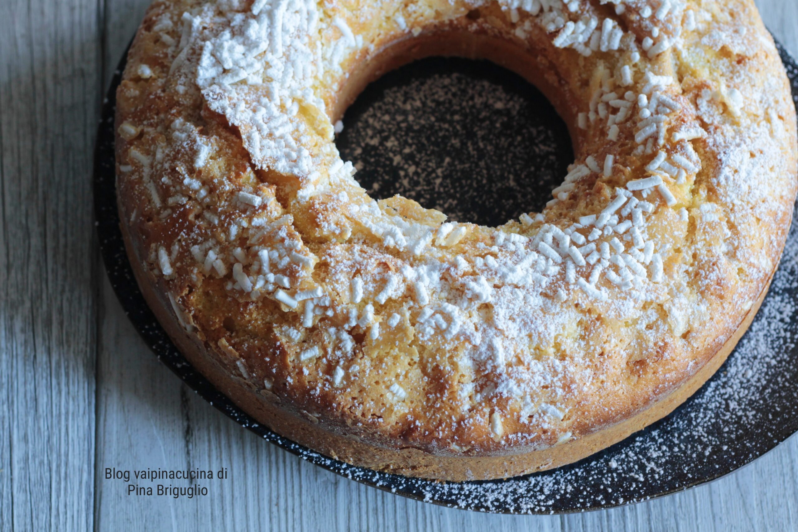 Orangen-Kranzkuchen mit Zuckerstreuseln