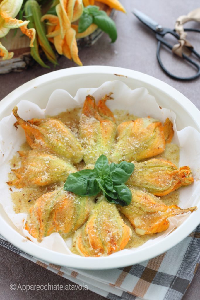 Mit Ricotta gefüllte Zucchiniblüten