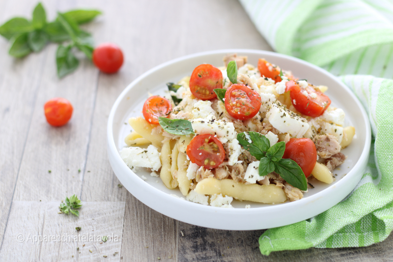 NUDELN MIT FETA UND THUNFISCH MIT KIRSCHTOMATEN