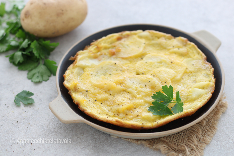 OMLETT MIT KARTOFFELN IN DER PFANNE