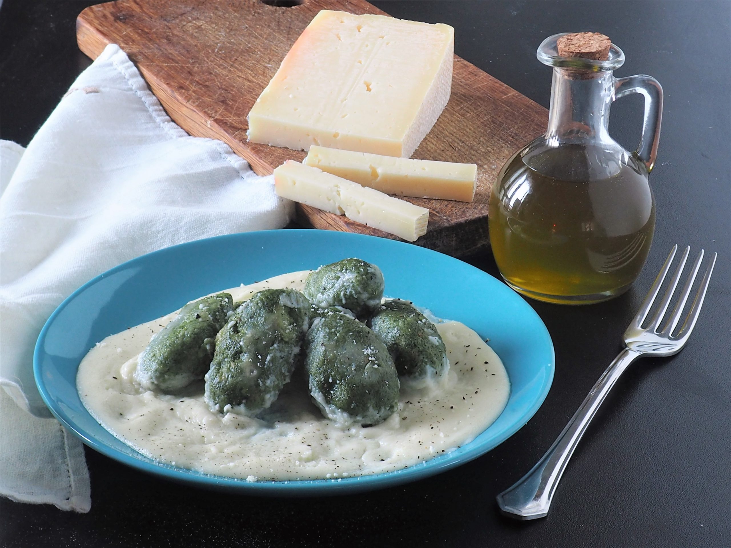 Strangolapreti mit Spinat und Bechamelsoße mit Casera