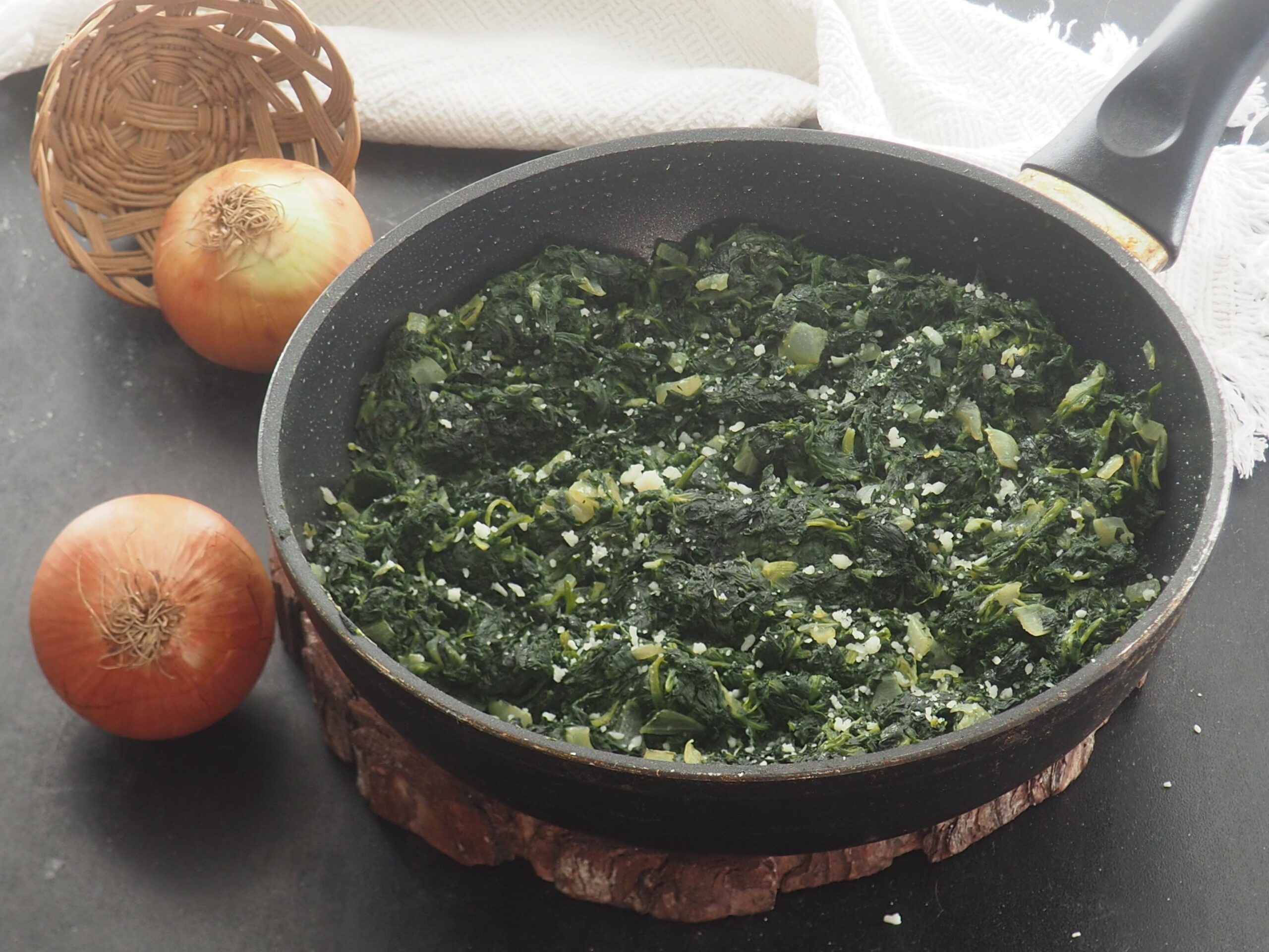 Spinat mit Butter und Parmesan