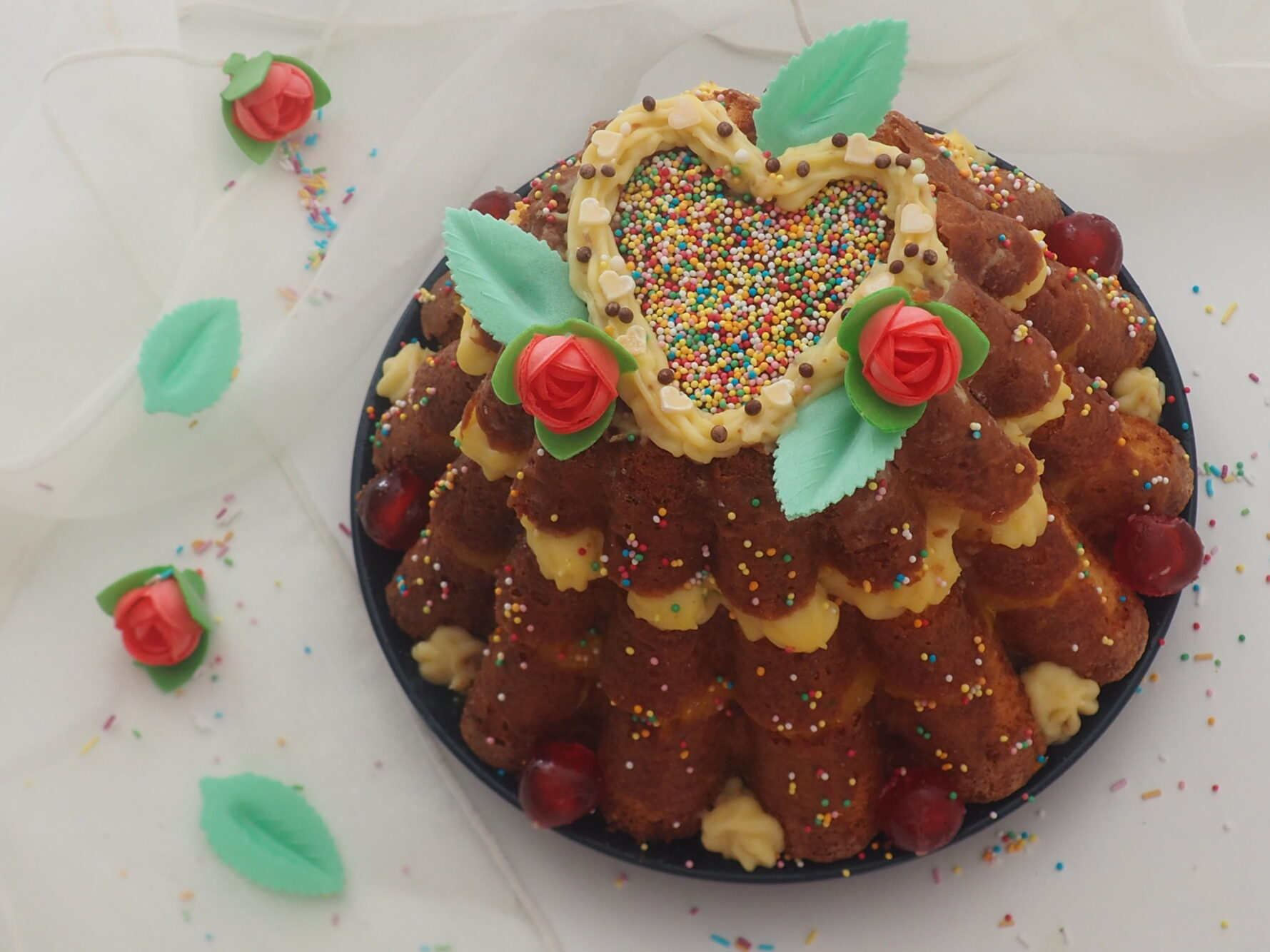 Biskuitkuchen gefüllt mit Orangengelee und Zitronencreme
