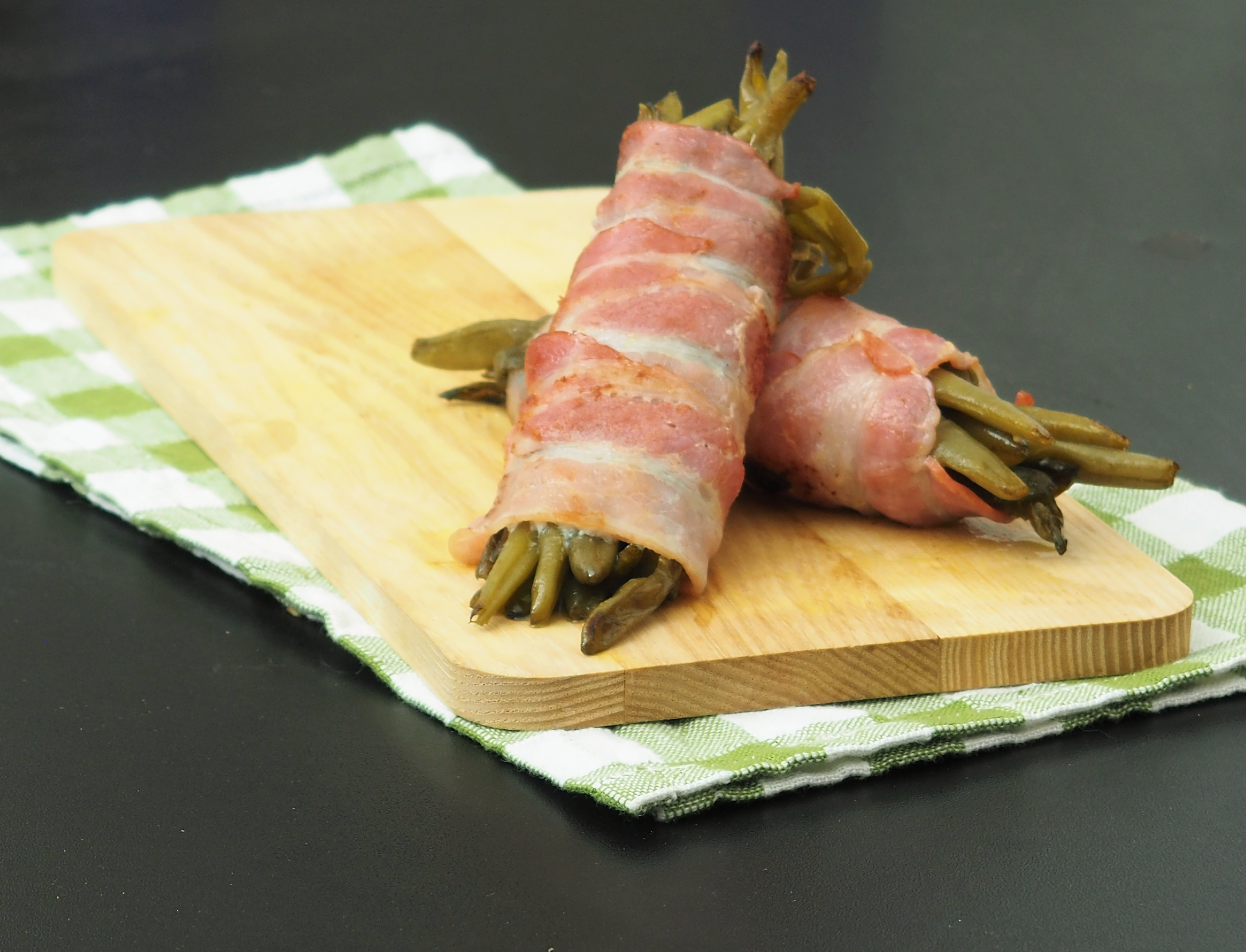 Grüne Bohnen im Speckmantel