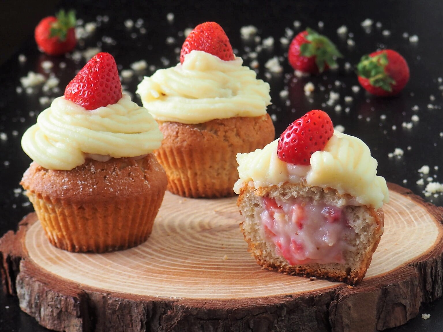 Muffins gefüllt mit Vanillecreme und Erdbeeren