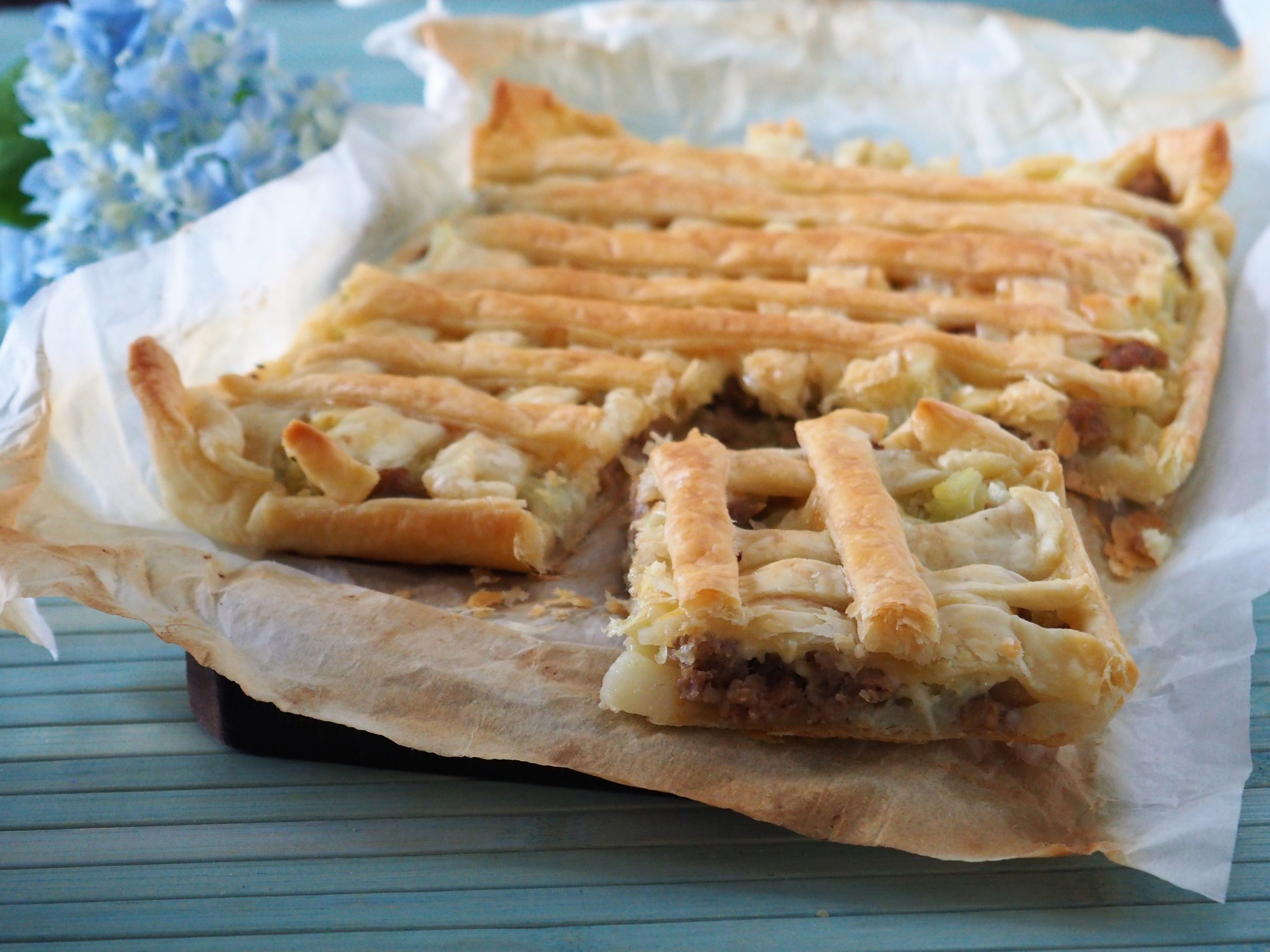Herzhafter Kuchen mit Emmentaler, Blumenkohl und Wurst