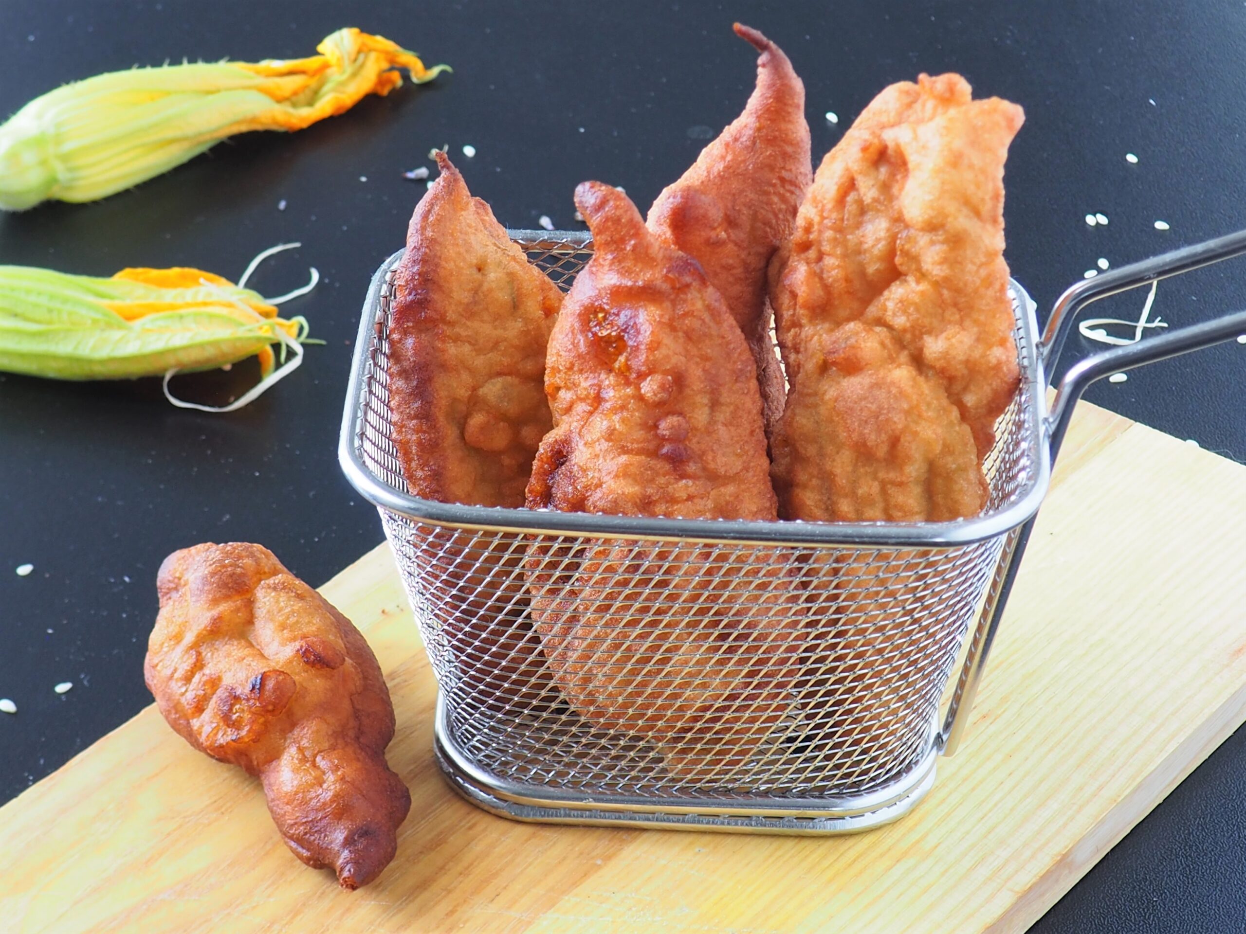 Frittierte Kürbisblüten im Teigmantel