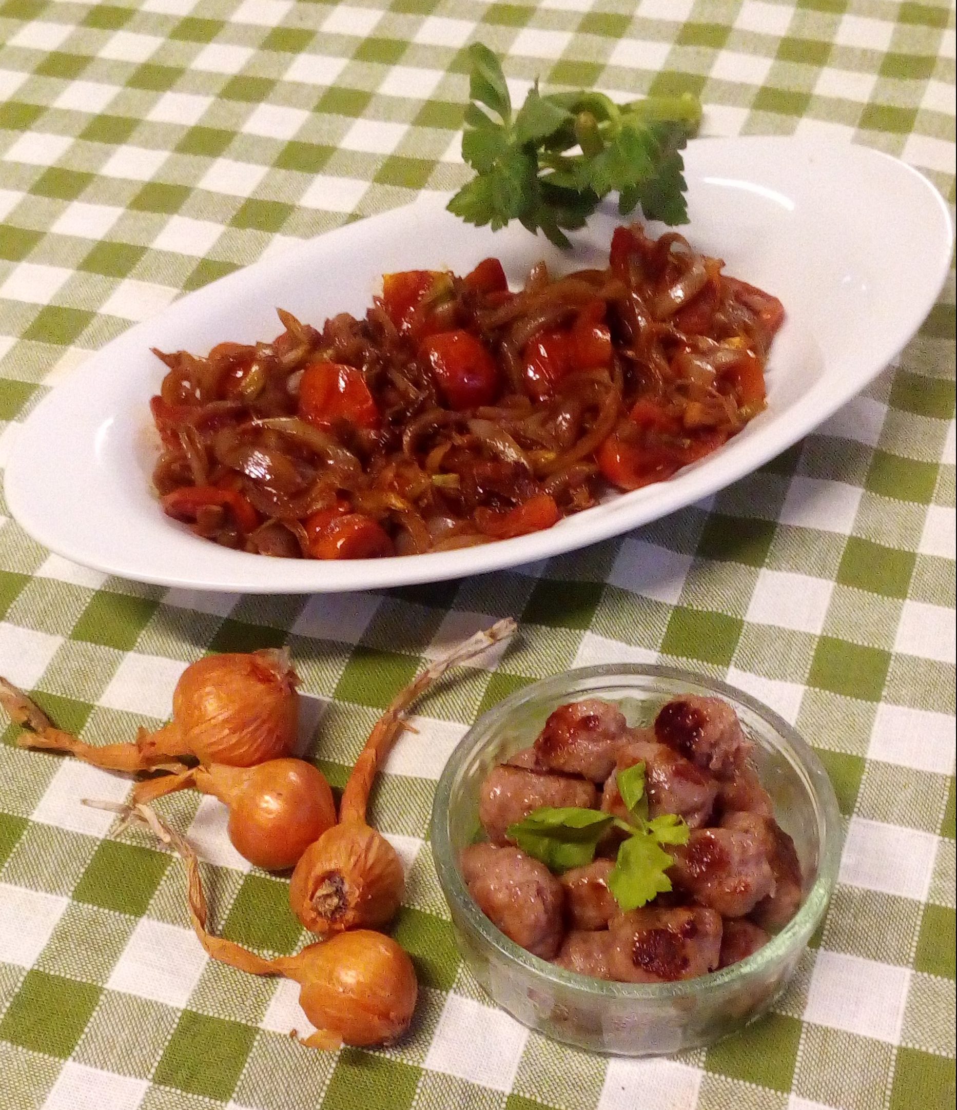 Salsiccia-Bällchen mit Zwiebeln und konfierten Tomaten