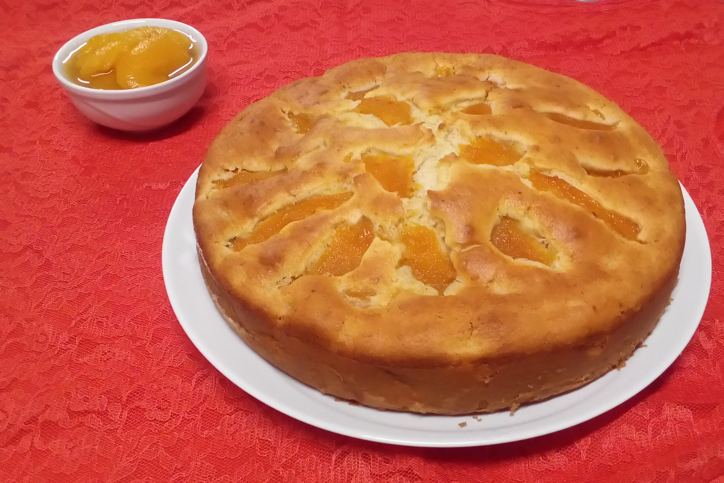 Kuchen aus eingelegten Pfirsichen und Eiweiß