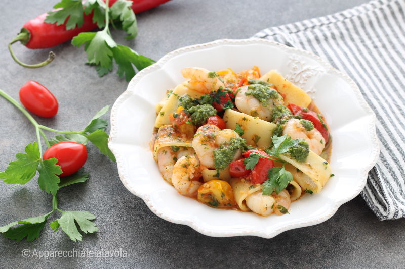 pasta mit Riesengarnelen und gelben und roten Kirschtomaten