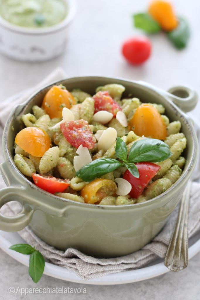 Pasta mit Zucchinipesto und Kirschtomaten
