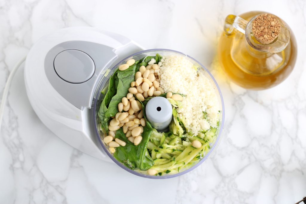 pesto von rohen zucchini