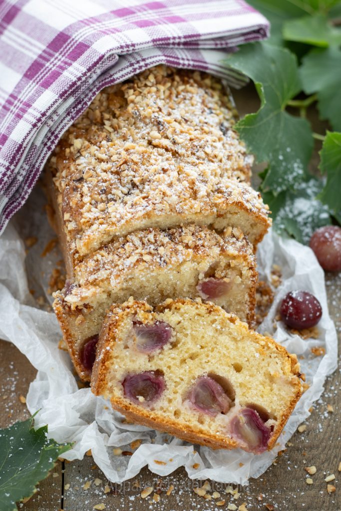 Plumcake mit frischen Trauben