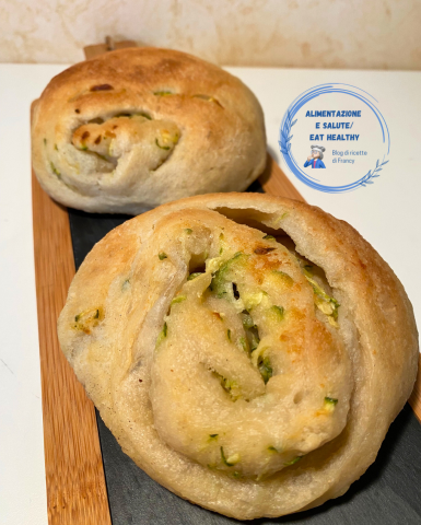 Focaccine mit Zucchinicreme und schmelzender Füllung