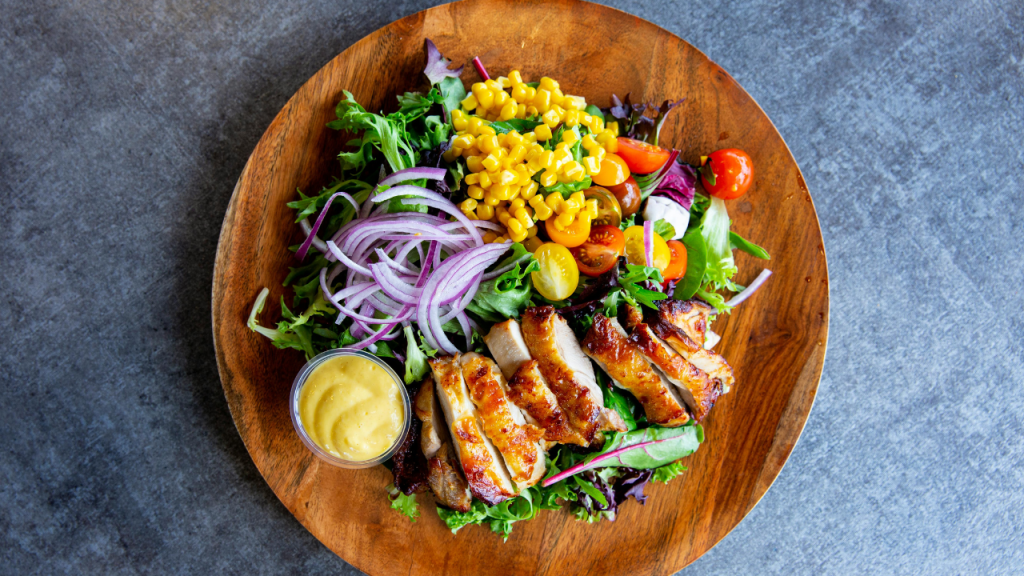 Mediterraner Hähnchensalat.